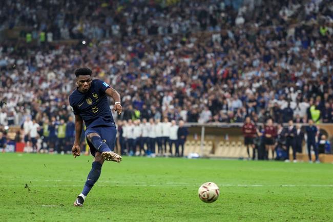 Emiliano Martinez tiếp tục khiêu khích thêm 1 sao tuyển Pháp